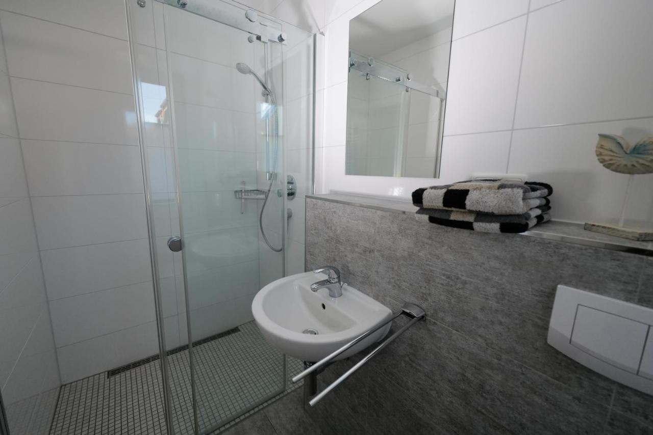 Ostseelagune Zingst, Exklusive Dhh, Strandnah, Sauna, Kamin, 3 Sz, 2 Baeder, Glasfaser, Haustierfrei, Garten Mit Suedterrasse, E-Ladesaeule, 2 Stellplaetze, Strandkorb, Fahrradschuppen, Waschmaschine, Trockner, Nichtraucher Exterior foto