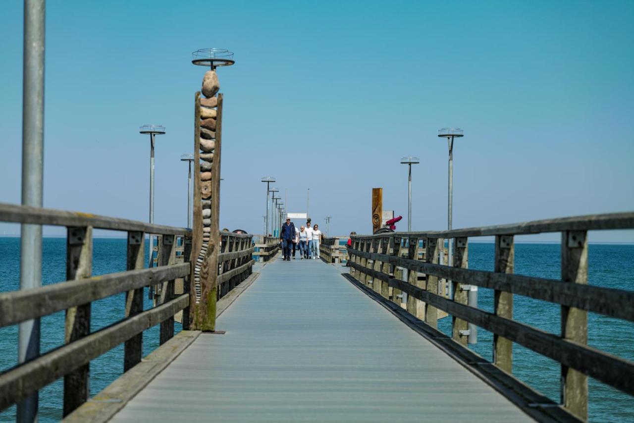 Ostseelagune Zingst, Exklusive Dhh, Strandnah, Sauna, Kamin, 3 Sz, 2 Baeder, Glasfaser, Haustierfrei, Garten Mit Suedterrasse, E-Ladesaeule, 2 Stellplaetze, Strandkorb, Fahrradschuppen, Waschmaschine, Trockner, Nichtraucher Exterior foto